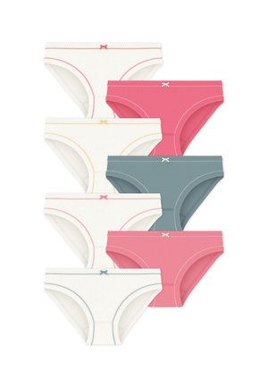 Sei paia di mutandine in misto cotone: tre bianche con dettagli colorati diversi, una rosa chiaro, una rosa scuro e una turchese, tutte con cuciture decorative.