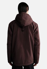 Giacca a cappuccio bordeaux con una vestibilità comoda, caratterizzata da una superficie testurizzata e una fascia regolabile sicura sul retro.