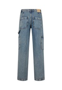 Jean en denim bleu clair à jambes droites et larges, avec deux poches arrière et des poches cargo latérales, vu de dos sur fond blanc.