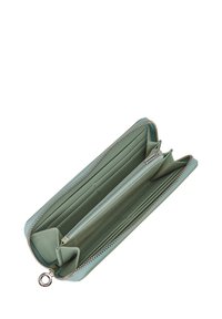 Dragkedjeplånbok i mjukt, texturerat mintgrönt material, med flera kortfack, ett transparent fack och en liten silverfärgad ring.