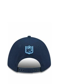 Marineblaues Cap mit gebogenem Schirm und aufgesticktem hellblauen NFL-Logo auf der Rückseite. Verstellbarer Kunststoffriemen für die Größe.