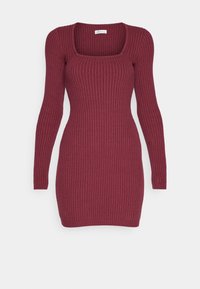Ribbad mörkröd långärmad klänning med fyrkantig halsringning, figurnära siluett och texturerad tyg. Kort fåll.