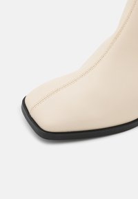 Monki Botas - white dusty light
