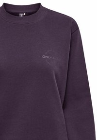 Lilla sweatshirt med rund hals, blød tekstur og et diskret trykt design på venstre bryst med teksten "ONLY PLAY."
