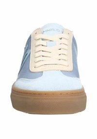 Blauwe en witte sneaker met een gestructureerde suède neus, een soepele leren bovenkant, veterontwerp en een gumrubberen zool.