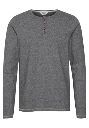 Langærmet grå henley-shirt lavet af blandet stof, med fire brune knapper ved halsudskæringen og et lille logo-mærke nederst.