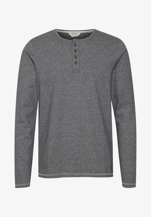 Langærmet grå henley-shirt lavet af blandet stof, med fire brune knapper ved halsudskæringen og et lille logo-mærke nederst.