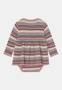 Pasiasta sukienka niemowlęca z miękkiej dzianiny, w kolorach różowym, szarym i kremowym. Rękawy i dół z falbankami oraz fason z marszczoną talią.