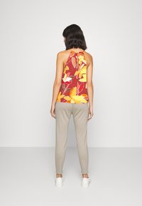 Vero Moda Petite VMEVA PAPERBAG - Püksid - laurel oak