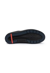 Sole in gomma nera per sneaker con un motivo di grip testurizzato, caratterizzata da una striscia di accento rossa. Forma piatta con scanalature distinte per la trazione.