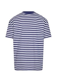 T-shirt rayé bleu marine et blanc avec des manches courtes et un col rond. Le tissu semble lisse et similaire au coton, conçu pour un ajustement décontracté.