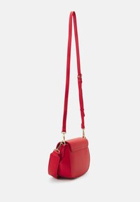 Borsa a tracolla rossa in pelle con silhouette curva, texture liscia, tracolla regolabile e dettagli in hardware dorato. Design compatto per versatilità.