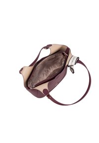 Borsa in pelle bordeaux con accenti beige, chiusura con cerniera e fodera interna. Presenta una tracolla regolabile e un dettaglio del logo.