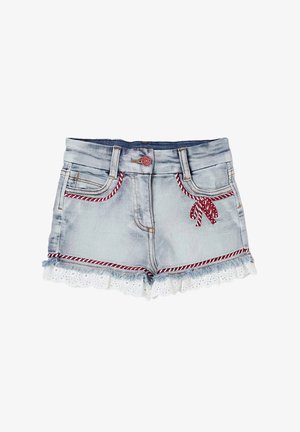 Pantaloncini di jeans azzurri con bordatura a righe rosse e bianche, un piccolo fiocco sulla tasca destra e orli sfrangiati in pizzo bianco.