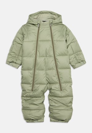 Combinaison d'hiver matelassée vert clair avec capuche, manches longues et deux fermetures éclair verticales à l'avant, conçue pour être portée par temps froid.