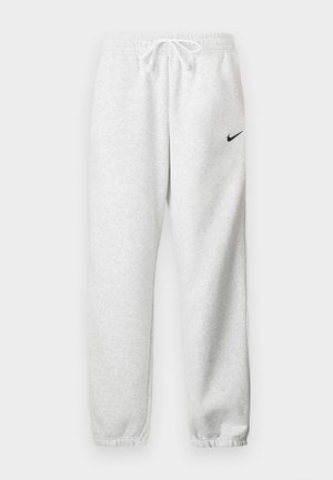 Graue Jogginghose aus weichem Stoff, ausgestattet mit einem elastischen Bund und Kordelzug sowie einem kleinen schwarzen Nike-Logo auf dem linken Oberschenkel.