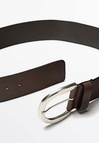 Dunkelbrauner Leder-Gürtel mit einer silbernen ovalen Schnalle und zwei Einstelllöchern, flach auf einer weißen Oberfläche ausgelegt.