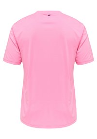 Rosa kortärmad träningsskjorta gjord av lättviktsmaterial. Har rund halsringning och en slät yta med minimal sömnadsdetalj.