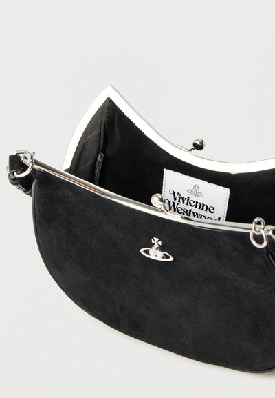 Μαύρη τσάντα από σουέντ σε σχήμα ημισελήνου με ασημένιο πλαίσιο και κούμπωμα, ασημένιο λογότυπο orb Vivienne Westwood στο μπροστινό μέρος και ορατή ετικέτα μάρκας στο εσωτερικό.