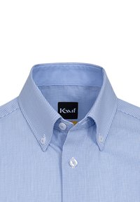Camicia a quadri blu chiaro con colletto button-down, bottoni bianchi e tessuto liscio. Presenta un'etichetta interna nera.