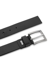 Schwarzer Leder-Gürtel mit einer silbernen rechteckigen Schnalle, die eine glatte Oberfläche, mehrere Löcher und ein markantes Detail in der Nähe der Schnalle aufweist.