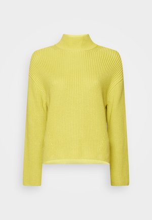 Pull en maille jaune à manches longues et col rond haut, présenté sur un fond blanc uni.