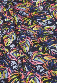 Strukturierter Stoff mit einem dunkelblauen Hintergrund, der ein lebendiges, farbenfrohes abstraktes Muster in Pink, Gelb, Blau und Weiß zeigt.