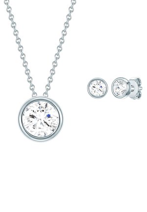 Collana d'argento con un pendente di pietra preziosa trasparente e rotonda e orecchini a bottone rotondi abbinati che presentano la stessa pietra preziosa, entrambi montati in metallo.