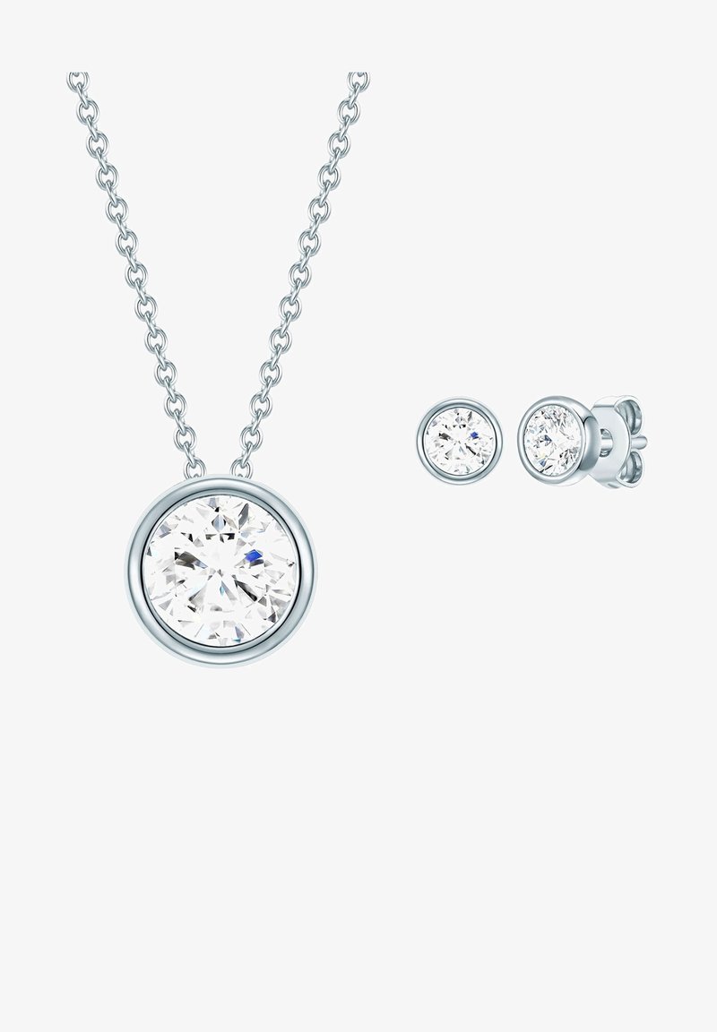 Sølv halskæde med en rund, klar ædelsten vedhæng og matchende runde stud øreringe med den samme ædelsten, begge indfattet i metal.