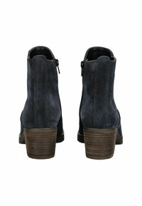 Bottes en suède gris foncé avec un talon courbé, dotées d'une fermeture éclair sur le côté et de détails texturés sur le talon.