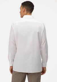 Witte blouse met lange mouwen, een klassieke kraag, knoopmanchetten en een gladde, lichtgewicht stof. De achteraanzicht toont een getailleerde pasvorm.