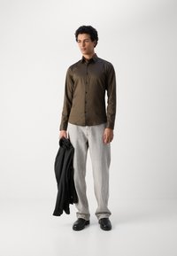 Lindbergh PLAIN - Košeľa - dark brown