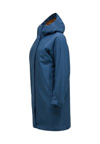 Waterafstotende blauwe jas met een capuchon, met een gladde buitenkant, twee zijzakken en verstelbare manchetten. Binnenvoering in oranje.
