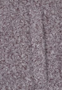 Gestructureerde stof in een stoffige mauve kleur, met krullende vezels die een zachte, pluizige uitstraling met een lichte glans creëren.
