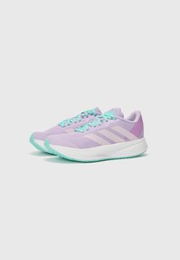 Chaussures de sport violettes avec une tige en mesh, lacets vert menthe et semelle en caoutchouc blanc. Présente trois bandes de couleur claire sur le côté.