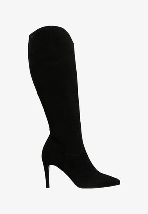 Botte haute en suède noir avec un bout pointu et un talon aiguille fin. Présente une texture lisse et des détails de couture subtils.