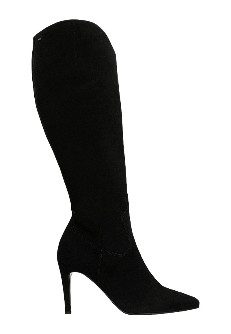 Botte haute en suède noir avec un bout pointu et un talon aiguille fin. Présente une texture lisse et des détails de couture subtils.