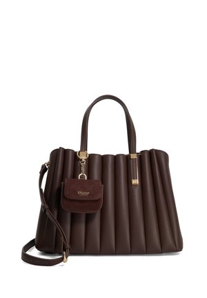 Sac à main matelassé vertical marron foncé avec deux poignées supérieures, bandoulière amovible et petite pochette en daim attachée avec chaîne dorée et logo.