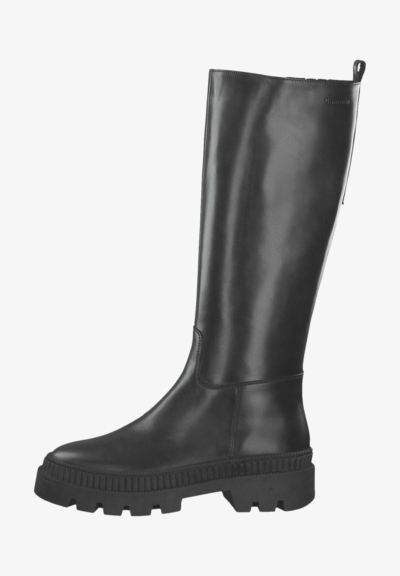 Botte haute en cuir noir avec semelle en caoutchouc texturée, dotée d'une finition lisse et d'une languette extérieure en haut pour un enfilage facile.