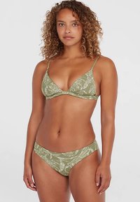 Ensemble bikini triadique vert avec un motif feuillu, en tissu doux et extensible, avec des bretelles réglables et un bas à couvrance modérée.