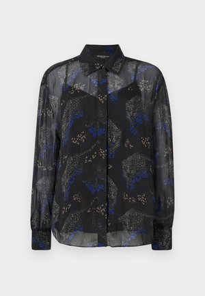 Gjennomsiktig svart bluse med blomster- og dyreprint i blått, grått og beige, med klassisk krage og knappestolpe foran. Lange ermer med mansjetter.
