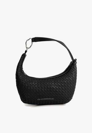 Borsa a tracolla nera intrecciata in pelle con una forma curva, dotata di una tracolla a contrasto e chiusura con cerniera. Logo esposto sulla parte anteriore.