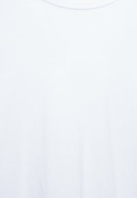 Weißes Baumwoll-T-Shirt mit rundem Halsausschnitt, glatter Textur und ohne sichtbare Muster oder Akzente. Einfaches, einfarbiges Design.