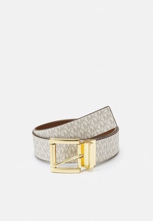 Ceinture gris clair avec motif répété du logo MK, bordure marron et grande boucle carrée dorée brillante, présentée sur fond blanc.