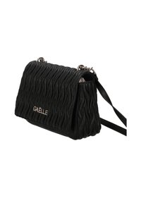 Borsa a tracolla nera in pelle con una texture ondulata, logo silver-tone "GAËLLE" e una tracolla regolabile.