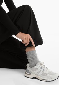 OYSHO STRAIGHT-LEG HIGH RISE WARM - Donji dijelovi trenirke - black