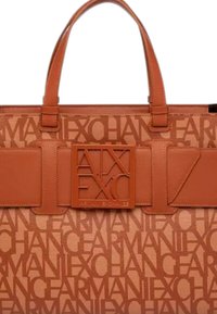 Borsa a tracolla in tessuto marrone con un evidente motivo a logo ripetuto, forma strutturata e una grande accentuazione logo in rilievo liscia davanti.