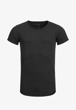 Camiseta negra de manga corta con cuello redondo, hecha de tela suave. Presenta mangas enrolladas y un dobladillo ligeramente curvado. Diseño minimalista.