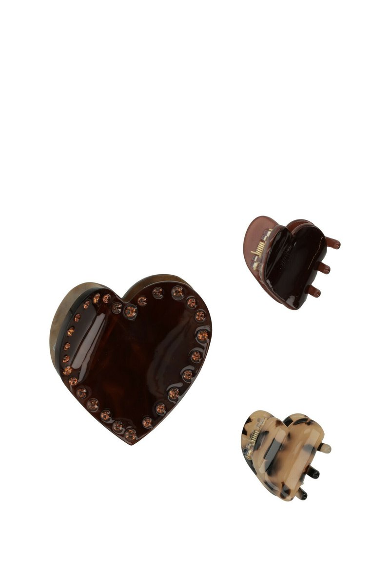 Tre mollette per capelli: una grande a forma di cuore marrone scuro con accenti di strass e due piccole con motivi a tartaruga.