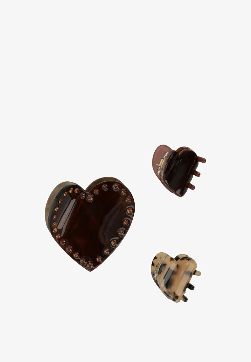 Tre mollette per capelli: una grande a forma di cuore marrone scuro con accenti di strass e due piccole con motivi a tartaruga.